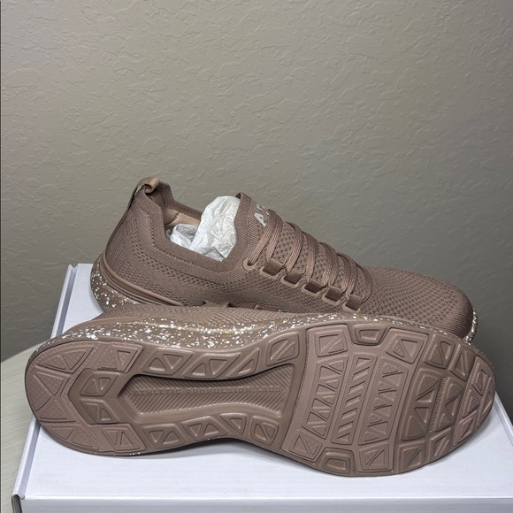APL TechLoom Breeze men’s Knit Sneakers in Almond/Clay/Speckle. NIBox Size 11M main image 7